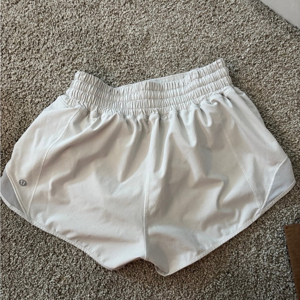 Lululemon high rise hottyhots 2.5 inch